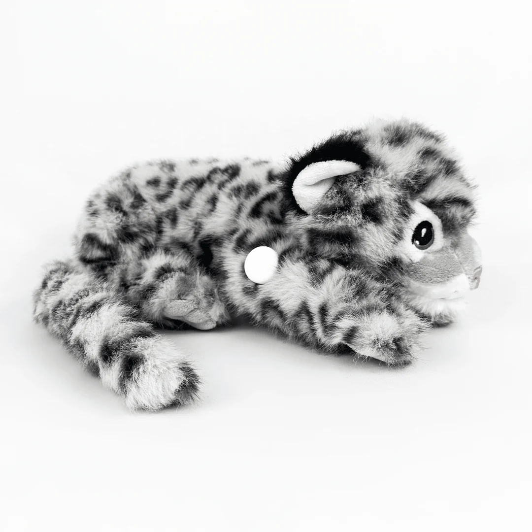 Leo el Leopardo con sensor-parche visible — compañero de rutina para diabetes tipo 1